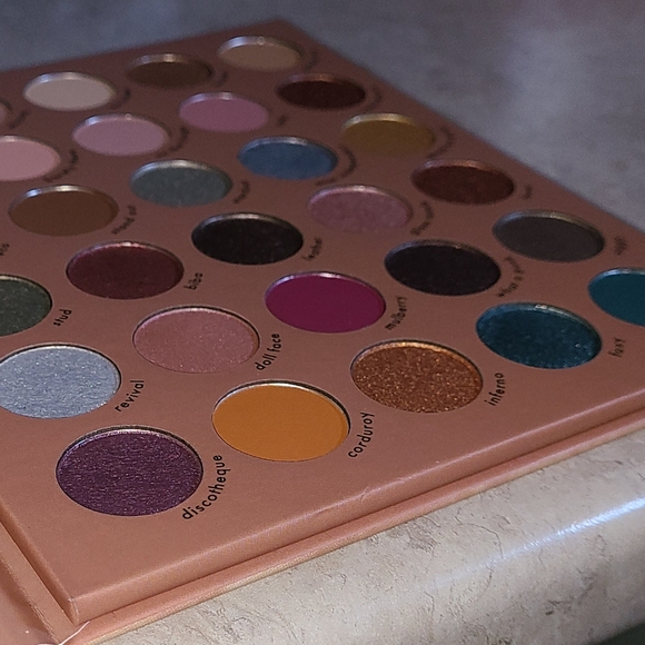 Kara Beauty 70's Eyeshadow Palette 30 Shades NIB - Picture 5 of 8